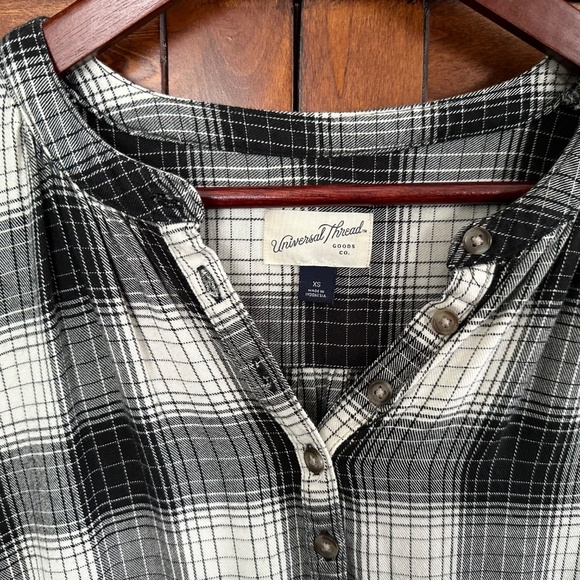 Universal Thread Women's Hi-Lo Black and White Plaid Top Long Sleeves Size XS - Picture 6 of 11